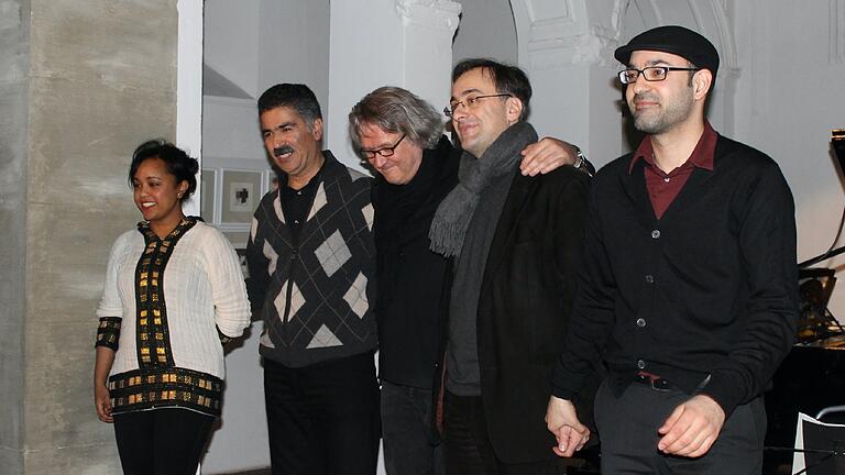 Salah Eddin Maraqa (rechts) studierte und musizierte auch eine Weile in Würzburg. Hier ist er 2012 nach einem Konzert mit (von links) Netsanet Mulugeta, Navid Zabihi, Michael Ehlers und Muchtar Al Ghusain zu sehen. Salah Eddin Maraqa (rechts) studierte und musizierte auch eine Weile in Würzburg. Hier ist er 2012 nach einem Konzert mit (von links) Netsanet Mulugeta, Navid Zabihi, Michael Ehlers und Muchtar Al Ghusain zu sehen.