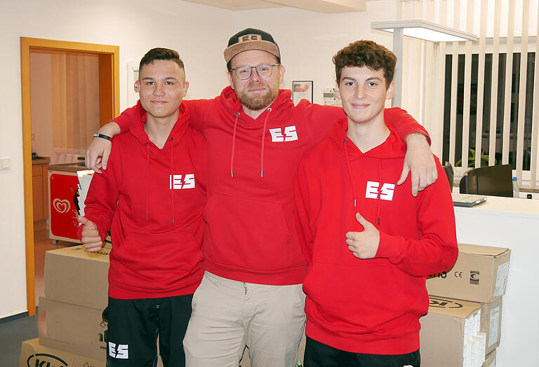 Firmenchef Mike Straßburg (Mitte) mit seinen neuen Auszubildenden Marlon Schineller (links) und Alexandros Tsoutsis (rechts).