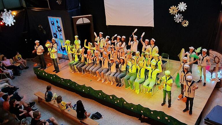 Der Höhepunkt der Varieté-Show: Alle 40 Aktiven des Wahlfachs Jonglage wirbelten zu den mitreißenden Klängen von Mambo Nr. 5. Der Höhepunkt der Varieté-Show: Alle 40 Aktiven des Wahlfachs Jonglage wirbelten zu den mitreißenden Klängen von Mambo Nr. 5.