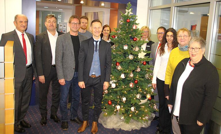 Zum Auftakt der Aktion Weihnachtswunschbaum trafen in Gerolzhofen sich die Vertreter der beteiligten Organisationen und Geldinstitute, sowie der Stadt Gerolzhofen. Zum Auftakt der Aktion Weihnachtswunschbaum trafen in Gerolzhofen sich die Vertreter der beteiligten Organisationen und Geldinstitute, sowie der Stadt Gerolzhofen.