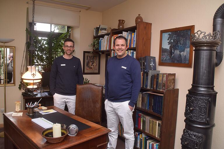 Dr. Mattias Hock (links) und Dr. Matthias Freund im wohnlich eingerichteten Sprechzimmer der Bullenheimer Arztpraxis. Sie haben sich entschlossen, die Praxis als Filialpraxis weiterzuführen.