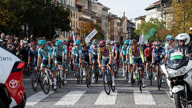 UCI WorldTour - Lombardei-Rundfahrt       -  In Bergamo fiel der Startschuss für den letzten Höhepunkt des Radsport-Jahres 2024.