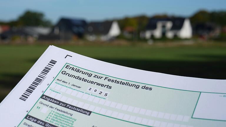 Sollte die Berechnung des Grundsteuerwerts fehlerhaft sein, haben Immobilien- und Grundstücksbesitzer die Möglichkeit, gegen den Feststellungsbescheid des Finanzamts Einspruch einzulegen. Sollte die Berechnung des Grundsteuerwerts fehlerhaft sein, haben Immobilien- und Grundstücksbesitzer die Möglichkeit, gegen den Feststellungsbescheid des Finanzamts Einspruch einzulegen.