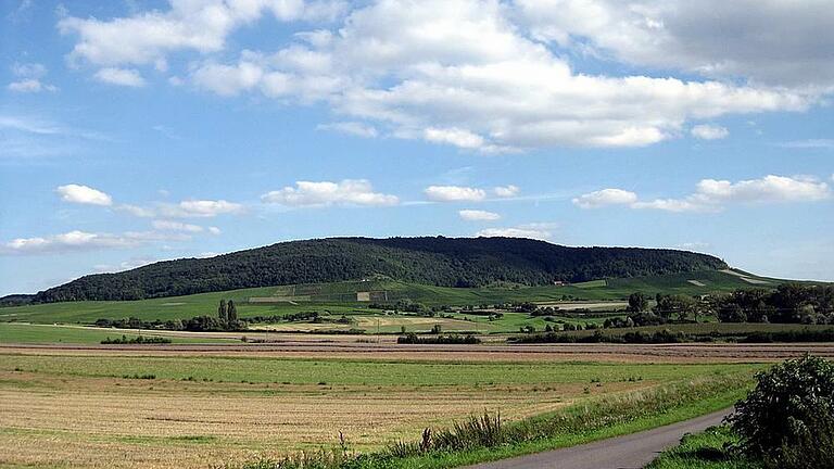 Der Bullenheimer Berg ist ein vor- und frühgeschichtliches Geländedenkmal zwischen Unter- und Mittelfranken. Der Tafelberg zählt zu den Zentren der Bronzezeit. Er zog auch viele Raubgräber an. Der Bullenheimer Berg ist ein vor- und frühgeschichtliches Geländedenkmal zwischen Unter- und Mittelfranken. Der Tafelberg zählt zu den Zentren der Bronzezeit. Er zog auch viele Raubgräber an.