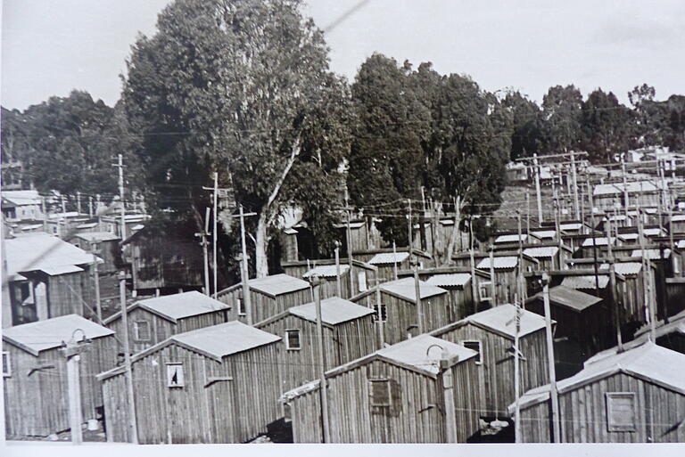 In dieser Hüttensiedlung lebte Erich Kempf während seines Aufenthaltes in Tasmanien. In dieser Hüttensiedlung lebte Erich Kempf während seines Aufenthaltes in Tasmanien.