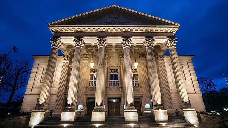 Nach acht Monaten Unterbrechung nimmt das Meininger Staatstheater (Archivbild) am 1. Juli wieder den Spielbetrieb auf. Nach acht Monaten Unterbrechung nimmt das Meininger Staatstheater (Archivbild) am 1. Juli wieder den Spielbetrieb auf.