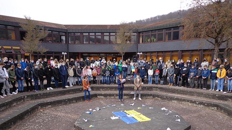 Symbolische Friedenstauben aus Papier in der Mitte des Rondells sollten ein Zeichen setzen. Diese Geste war Teil der Solidaritätsbekundung am Bad Brückenauer Franz-Miltenberger-Gymnasium.                   Foto: Rolf Pralle       -  Symbolische Friedenstauben aus Papier in der Mitte des Rondells sollten ein Zeichen setzen. Diese Geste war Teil der Solidaritätsbekundung am Bad Brückenauer Franz-Miltenberger-Gymnasium.                   Foto: Rolf Pralle