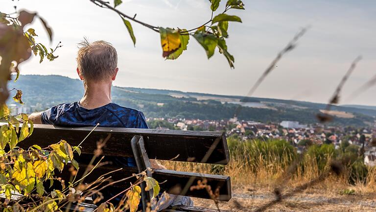 Unterwegs auf dem Kulturweg 'Über sieben Hügel kannst Du gehn' in Marktheidenfeld. Bänke mit schöner Fernsicht laden zur Rast ein.