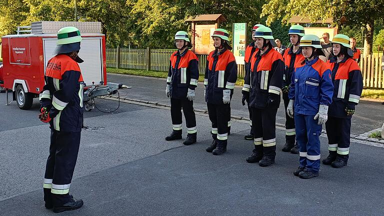Antreten zur Leistungsprüfung, hieß es für die Damengruppe der Feuerwehr Koppenwind im September. Antreten zur Leistungsprüfung, hieß es für die Damengruppe der Feuerwehr Koppenwind im September.