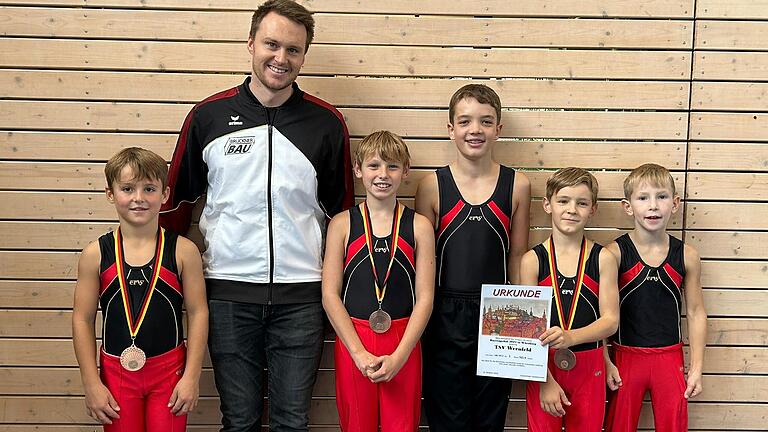 Auf dem Foto (von links): Felix Schloder, Trainer Manuel Brückner, Hauke Böhm, Felix Feistel, Max Meder, Maximilian Böger.