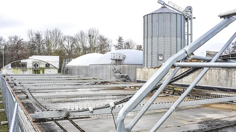 Auf dem Gelände der Kläranlage Unterpleichfeld: Inzwischen fehlt sogar das Dach auf der einstigen Trocknungshalle (Bildvordergrund). Über die seit Jahren defekte Fußbodenheizung wurde früher die Abwärme aus der Biogasanlage geleitet, sodass der Klärschlamm darüber getrocknet werden konnte. Die Restwärme in der Halle verstärkte den Trocknungsprozess.