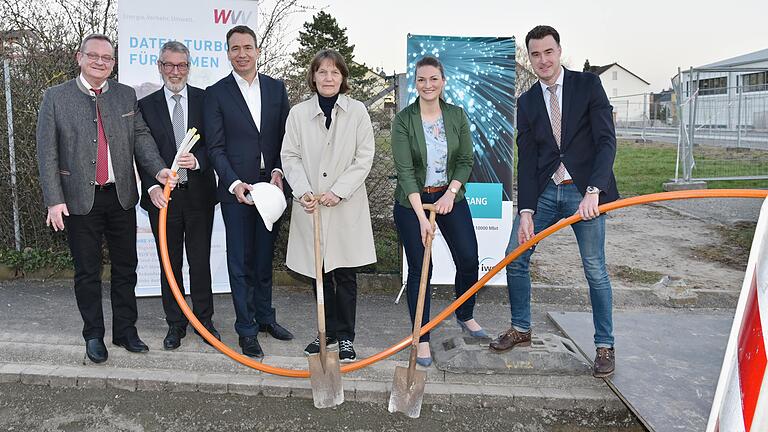 Beim Spatenstich (von links): Manfred Ländner (MdL), Thomas Schäfer (WVV-Geschäftsführer), Dr. Andreas Jahn (COO der iWelt AG), Christina Held (Rektorin der Grundschule), Judith Gerlach (Bayerische Staatsministerin für Digitales) und Markus Schenk (Vorsitzender der Verwaltungsgemeinschaft Eibelstadt).