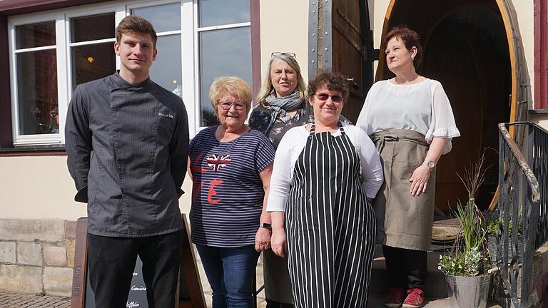Ulrike Meinschäfer (Mitte) ist die neue Pächterin des Landgasthauses Rhönblume in Bischofsheim. Das Bild zeigt sie mit ihrem Team: Koch Dominik Witt, Inge Stephan, Anna Lorents und Barbara Göpfert. Ulrike Meinschäfer (Mitte) ist die neue Pächterin des Landgasthauses Rhönblume in Bischofsheim. Das Bild zeigt sie mit ihrem Team: Koch Dominik Witt, Inge Stephan, Anna Lorents und Barbara Göpfert.