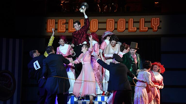 Das Extra-Ensemble, das neben den Profis auf der Röttinger Festspielbühne agiert, hat maßgeblichen Anteil an der Wirkung der Inszenierung des Musicals 'Hello, Dolly!'.