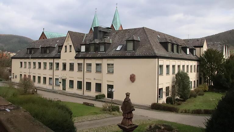 Einst wurden in Neustadt Dominikanerinnen für den missionarischen Dienst in Afrika vorbereitet. Jetzt wandelt sich die Heimat der fränkischen Provinz zum Seniorenkloster. Im Bild der Neubau, der 1962 eingeweiht wurde.