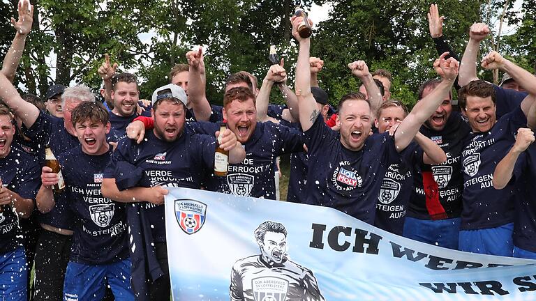 Dem Jubel auf dem Platz folgt die Party im Vereinsheim: Die Fußballer der SG Abersfeld/Löffelsterz/Reichmannshausen begießen den Aufstieg in die Kreisklasse.&nbsp;