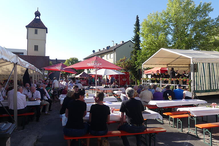 Die Jubiläums-Serenade am Feuerwehrhaus war von der Sonne verwöhnt