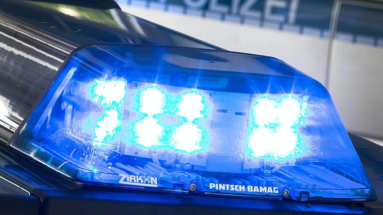 Ein Mann drang in Wollbach in die Wohnung seiner Ex-Freundin ein, wo er sie bedroht und gewürgt haben soll. Die Polizei aus Bad Neustadt nahm ihn fest.