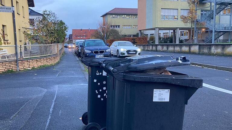 Manchmal bleiben die Mülltonnen in der Ostlandstraße gegenüber der Grundschule ungeleert stehen, weil die Müllabfuhr nicht durchkommt.