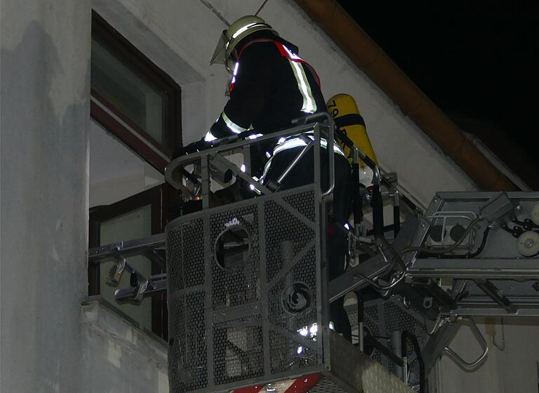 Über die Drehleiter verschaffte sich die Kitzinger Feuerwehr Zugang in das Gebäude. Über die Drehleiter verschaffte sich die Kitzinger Feuerwehr Zugang in das Gebäude.