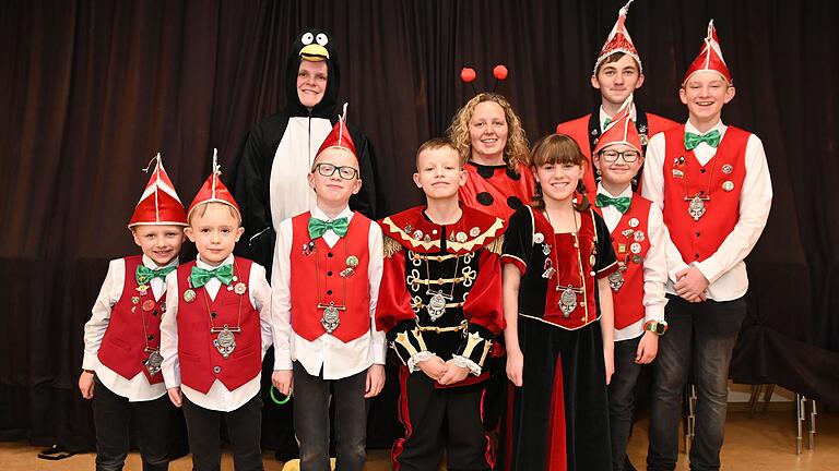 Glückliche Gesichter gab es nach dem gelungenen Familienfasching des Kindergarten Zur Hl. Familie in Heidingsfeld . Im Bild hingen von links Christine Schweser (Kindergartenleitung), Tanja Landolt (Moderation), Kindergiemaulpaar Luis II. und Mina I. und die Kinderelferräte der Fasenachtsgilde Giemaul Heidingsfeld e.V.