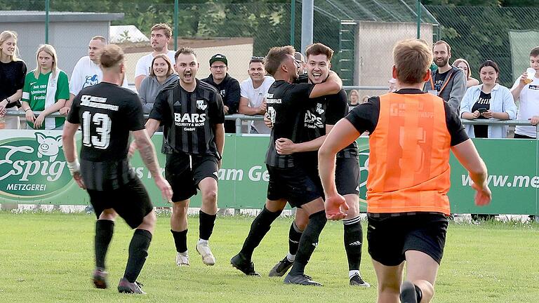 Das Tor zum Derbysieg und Aufstieg: Martin Schwemler (rechts) köpfte die TSV-Reserve kurz vor Schluss in die Kreisklasse, erster Gratulant war Teamkollege Benjamin Gruber, der ihm um den Hals fällt.