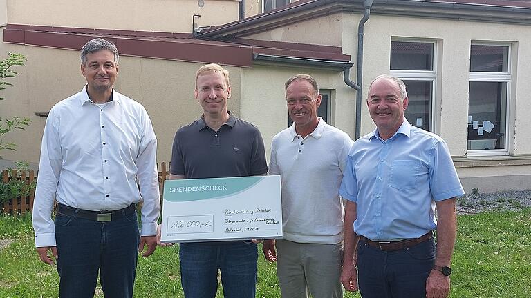 Auf dem Foto (von links): Marco Keller, Simon Rothenhöfer, Heribert Schmitt und Bürgermeister Karl Gerhard.