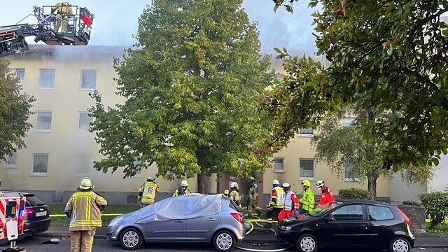 Die Feuerwehr rettete zahlreiche in ihre Wohnungen eingeschlossene Menschen vor dem Feuer.       -  Die Feuerwehr rettete zahlreiche in ihre Wohnungen eingeschlossene Menschen vor dem Feuer.