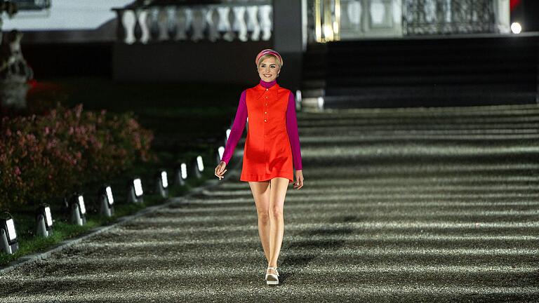Beim finalen Laufsteg-Auftritt soll Laura aus Würzburg in einem 60er Jahre Outfit überzeugen. Schafft sie es in die nächste Folge von Germanys Next Topmodel? Beim finalen Laufsteg-Auftritt soll Laura aus Würzburg in einem 60er Jahre Outfit überzeugen. Schafft sie es in die nächste Folge von Germanys Next Topmodel?
