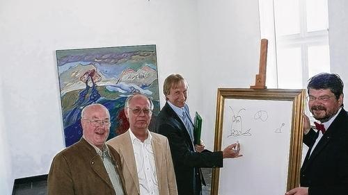 In einem bereits fertig gestellten Raum der künftigen Kunsthalle waren diese vier Herren die Ersten, die auf einem ab sofort dort aufgestellten leeren Rohbild ihre Wünsche für das Haus notierten (von links) Bürgermeister Otto Wirth, Architekt Peter Roppertz, Baureferent Jochen Müller in Aktion und der künftige hausherr, Erich Schneider, Chef der städtischen Museen und Sammlungen. In einem bereits fertig gestellten Raum der künftigen Kunsthalle waren diese vier Herren die Ersten, die auf einem ab sofort dort aufgestellten leeren Rohbild ihre Wünsche für das Haus notierten (von links) Bürgermeister Otto Wirth, Architekt Peter Roppertz, Baureferent Jochen Müller in Aktion und der künftige hausherr, Erich Schneider, Chef der städtischen Museen und Sammlungen.
