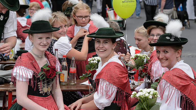 Rund 15000 Menschen feiern am Sonntag (02.07.17) im Zentrum von Kitzingen den Tag der Franken. Innenminister Joachim Herrmann (CSU) hielt die Festrede und bat nachher in den Innenhof der Paul-Eber-Schule zum ersten Staatsempfang in Kitzingen.