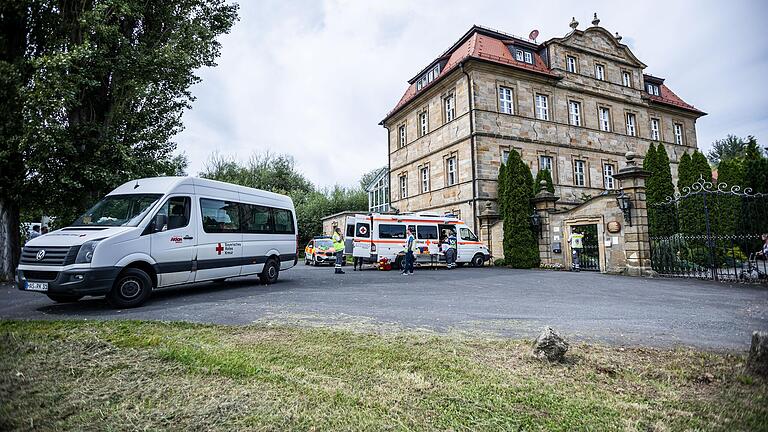 Am 12. August zog das Landratsamt Haßberge die Notbremse und ordnete die Verlegung der 42 Bewohnerinnen und Bewohner der Plegeeinrichtung in Schloss Gleusdorf an.