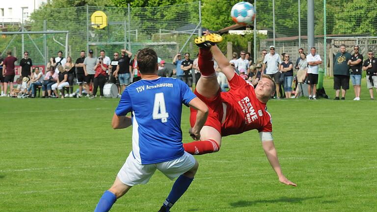 Äußerst gelenkig: Jan Blasek von der SG Bad Bocklet/Aschach zeigt gegen die SG Arnshausen, dass er auch noch Seitfallzieher draufhat. Die Gäste sicherten dank eines 1:0-Sieges den Platz in der Aufstiegsrelegation zur Kreisklasse ab.  Foto: ssp       -  Äußerst gelenkig: Jan Blasek von der SG Bad Bocklet/Aschach zeigt gegen die SG Arnshausen, dass er auch noch Seitfallzieher draufhat. Die Gäste sicherten dank eines 1:0-Sieges den Platz in der Aufstiegsrelegation zur Kreisklasse ab.  Foto: ssp