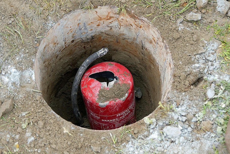 Zum Glück konnte das ätzende Pulver aus dem einbetonierten Feuerlöscher kontrolliert entweichen.