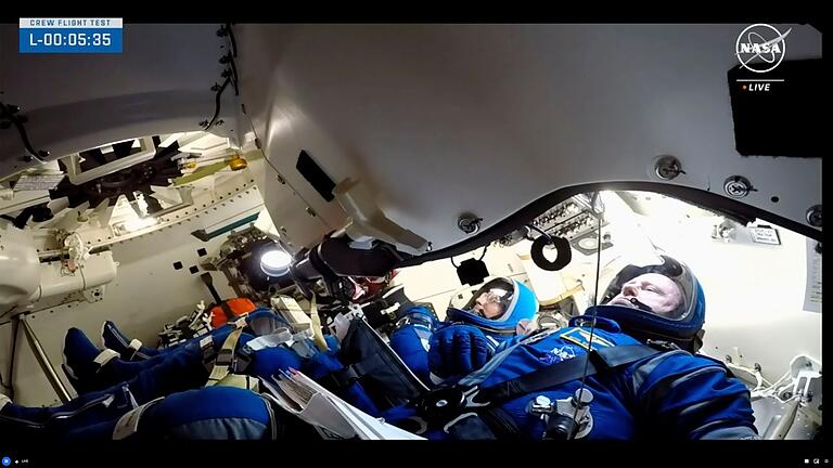 Zwei Astronauten an Bord des &bdquo;Starliner&rdquo;       -  Auf dem von der Nasa veröffentlichten Foto warten die Nasa-Astronauten Butch Wilmore (r) und Suni Williams auf den Start in der Boeing &bdquo;Starliner&rdquo;-Kapsel im Space Launch Complex 41. (Archivbild)