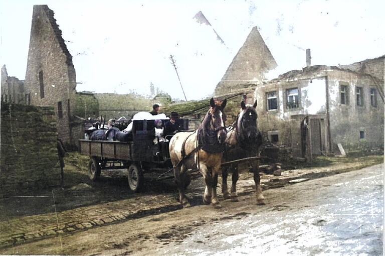 Ihr letzte Habe bergen die Besitzer eines zerstörten Hofes an der Ecke Obere Gasse zur heutigen Hugo-Wilz-Straße.