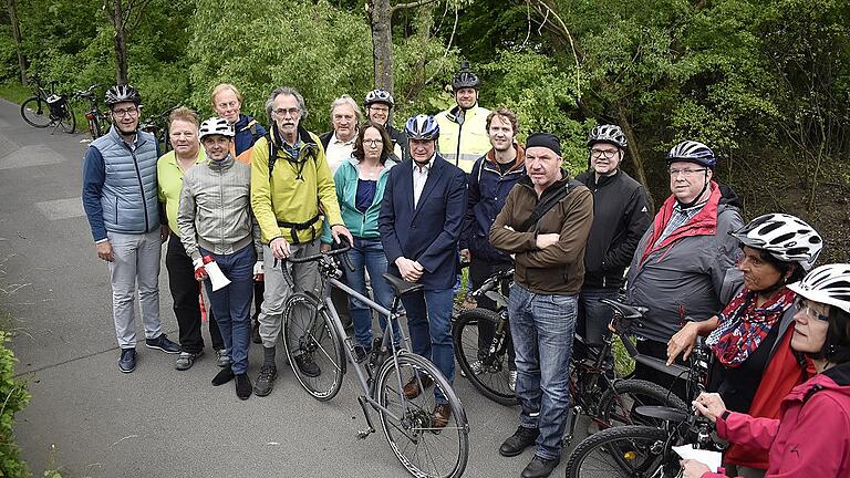 Oberbürgermeister Christian Schuchardt (links) und der Radverkehrsbeauftragte Adrien Cochet-Weinandt (Dritter von links) hatten interessierte Bürger zur Testfahrt auf der neuen Radachse nach Versbach eingeladen.