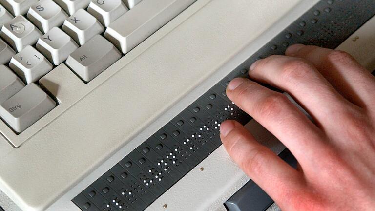 Viele Menschen mit Sehproblemen benutzen am Computer die Braille-Zeile: An dem Brettchen können sie auf Blindenschrift verfolgen, was auf dem Bildschirm passiert. Lehrerin S., die viele Jahrezehnte blinde Schüler unterrichtet hat, kennt sich mit den Geräten aus (Symbolbild). Viele Menschen mit Sehproblemen benutzen am Computer die Braille-Zeile: An dem Brettchen können sie auf Blindenschrift verfolgen, was auf dem Bildschirm passiert. Lehrerin S., die viele Jahrezehnte blinde Schüler unterrichtet hat, kennt sich mit den Geräten aus (Symbolbild).