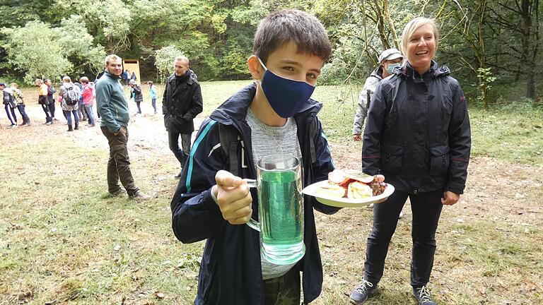 Im Grünen Klassenzimmer haben Zeiler Schüler nun Unterricht im Freien. Zur Eröffnungsfeier gab es die knallgrünen 'Zeiler Waldgeist', ein Mischgetränk mit Tafelwasser und Waldmeistersirup, der auch diesem Schüler schmeckte. Im Grünen Klassenzimmer haben Zeiler Schüler nun Unterricht im Freien. Zur Eröffnungsfeier gab es die knallgrünen 'Zeiler Waldgeist', ein Mischgetränk mit Tafelwasser und Waldmeistersirup, der auch diesem Schüler schmeckte.