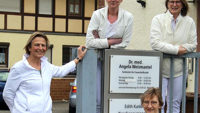 Frauenärztin Angela Weismantel (von links) mit Stephanie Endres, Monika Höfling und Andrea Karl (vorne) einem Teil ihres Teams. Wenn sich nicht noch ein Nachfolger findet, schließt die Praxis zum 30. Juni.