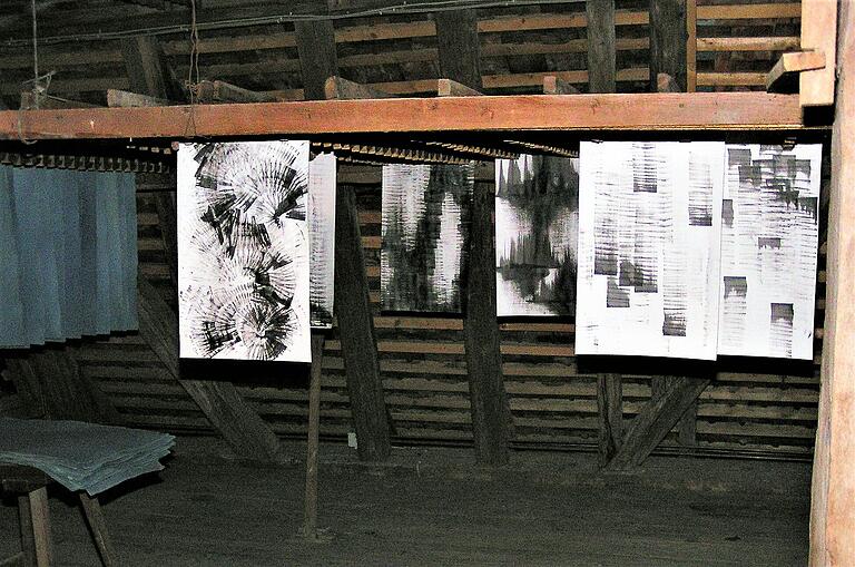 Auf dem Trockenboden der Papiermühle. Auf dem Trockenboden der Papiermühle.