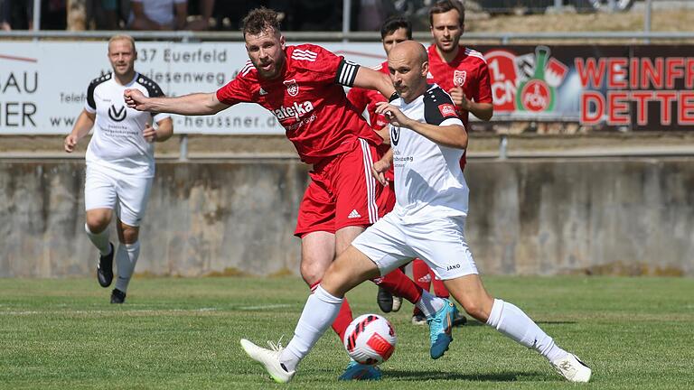 Obwohl Sebastian Niedermeyer (links) seinen Gegenspieler Moritz Hirth hier tunnelt, musste sich die TSG Estenfeld dem gastgebenden Dettelbach und Ortsteile am Ende geschlagen geben.