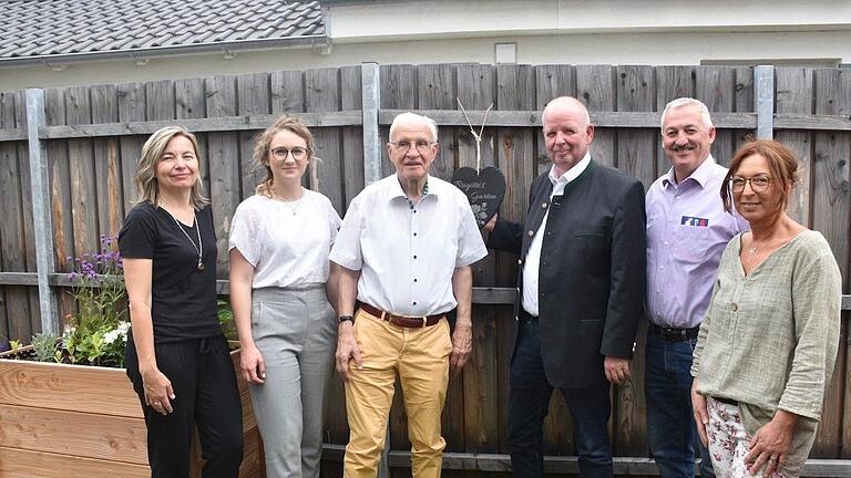 Gemeinsam mit Rottendorfs Bürgermeister Roland Schmitt (Zweiter von rechts) weihten die Verantwortlichen der Johanniter die neue Gartenanlage für das Kunstprojekt in der Senioren WG ein.