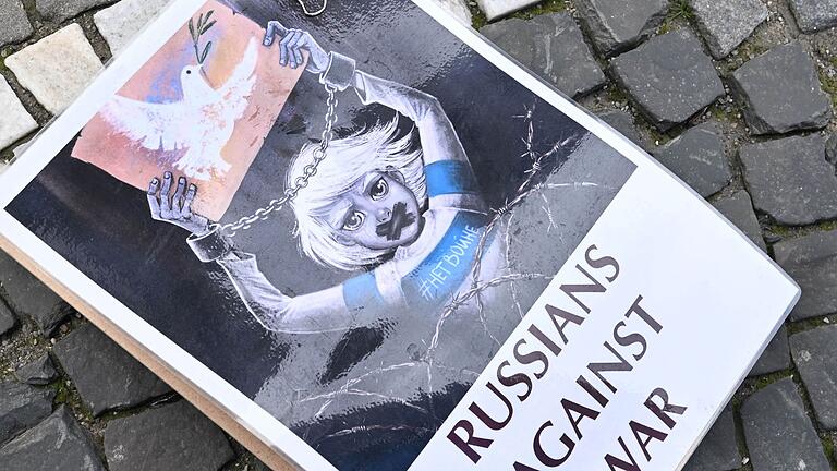 Free Russians demonstriert auf dem Odeonsplatz       -  Nicht viele Menschen in Russland protestieren gegen den Krieg. Klassik-Weltstars erinnern an einen Musiker, der seine Standhaftigkeit mit dem Leben bezahlte. (Archivbild)