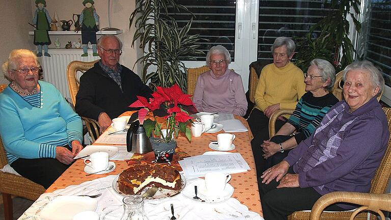 Interessante Gesprächsrunde: Über die &bdquo;Herbergssuche&ldquo; der Asylanten und Heimatvertriebenen in Kirchlauter unterhielten sich (von links) Margarete Rottmund, Adolf Hufnagl, Ludwina Heckelmann, Karola Wild, Maria Röhner und Kathi Kaiser.