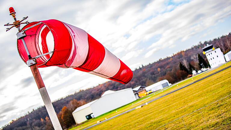 Der Windsack vor dem Haßfurter Flugplatz hängt auf Halbmast. Die meteorologische Anlage genügt den Anforderungen für Instrumentenflugverkehr nicht mehr.