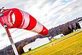 Der Windsack vor dem Haßfurter Flugplatz hängt auf Halbmast. Die meteorologische Anlage genügt den Anforderungen für Instrumentenflugverkehr nicht mehr.