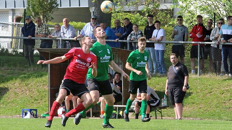 Gibt auf dem Platz immer noch alles: Benjamin Freund (links) von der FT Schweinfurt, der hier Justin Michel (DJK Schwebenried/Schwemmelsbach) stört.