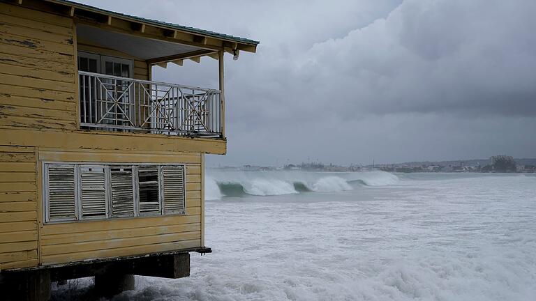 Hurrikan &bdquo;Beryl&rdquo; auf Barbados       -  Wellen treffen auf einen Pier während des Durchzugs von Hurrikan &bdquo;Beryl&rdquo;.