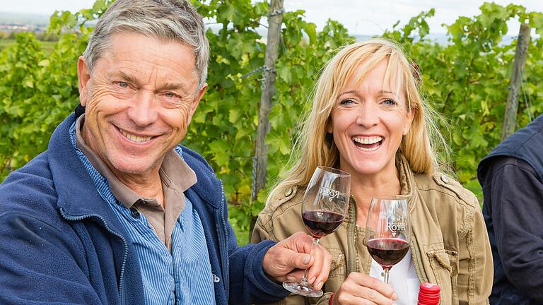 Gerhard Roth stößt in den Weinbergen mit Tochter Nicole an, die inzwischen das Bioweingut in Wiesenbronn führt.